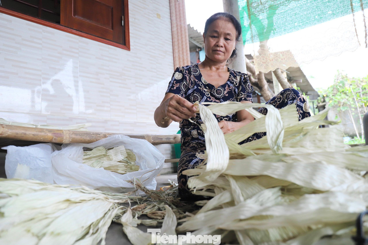 Lá nón chủ yếu được mua lại từ người dân đi rừng Kỳ Anh hoặc ở Quảng Bình. Số lượng bán theo từng bó. Một bó (45 cuống lá) có giá 25 ngàn đồng.