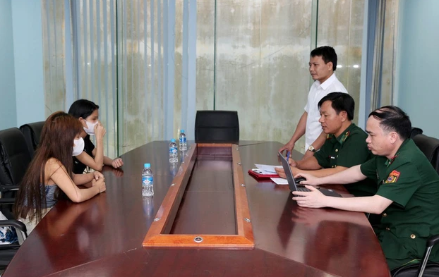 Hai cô gái bị lừa bán qua nước ngoài được giải cứu về Việt Nam. Hai cô gái bị lừa bán qua nước ngoài được giải cứu về Việt Nam.