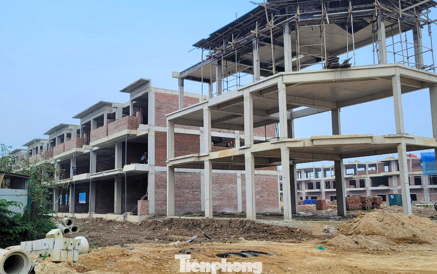 Dự án Khu dân cư đô thị Bắc Phố Châu 1 tại huyện Hương Sơn (Hà Tĩnh) được UBND tỉnh Hà Tĩnh chấp thuận chủ trương đầu tư vào năm 2019. Dự án do Công ty CP BĐS H. (đóng tại TP Hà Nội) làm chủ đầu tư với nguồn vốn gần 800 tỷ đồng.