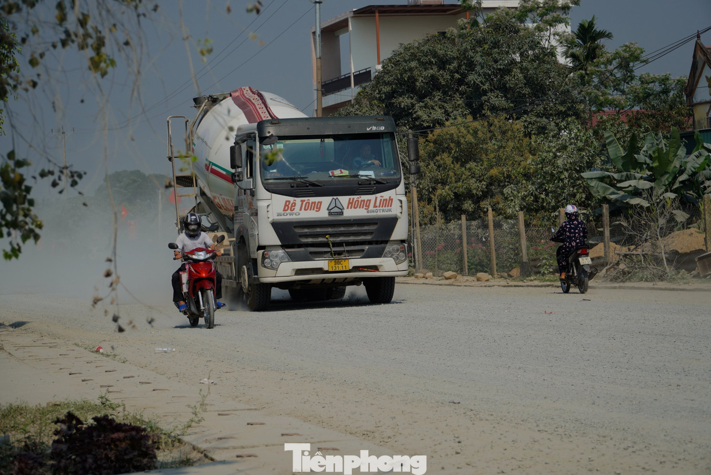 Thời gian qua, nhiều hộ dân sống hai bên đường An Viên Mỹ Thành (huyện Nghi Xuân, tỉnh Hà Tĩnh) khốn khổ khi phải sống trong cảnh ô nhiễm bụi từ thi công dự án đường. Thời gian qua, nhiều hộ dân sống hai bên đường An Viên Mỹ Thành (huyện Nghi Xuân, tỉnh Hà Tĩnh) khốn khổ khi phải sống trong cảnh ô nhiễm bụi từ thi công dự án đường.