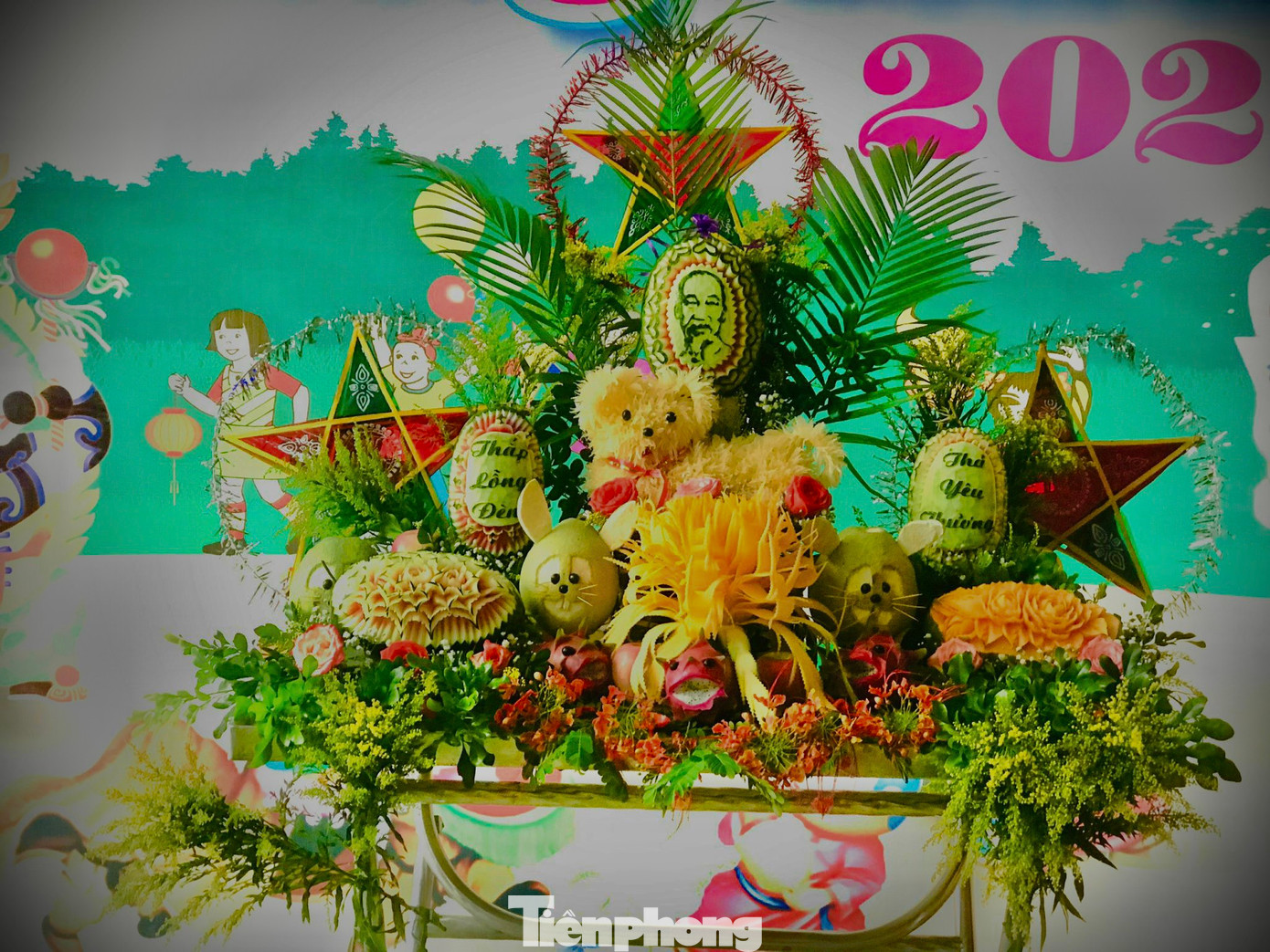 Những năm qua việc cắt tỉa hoa, quả làm mâm cỗ trung thu được nhiều người quan tâm. Trong ảnh một mâm cỗ đã hoàn thiện được một đơn vị đặt để tổ chức vui trung thu cho các em thiếu nhi.