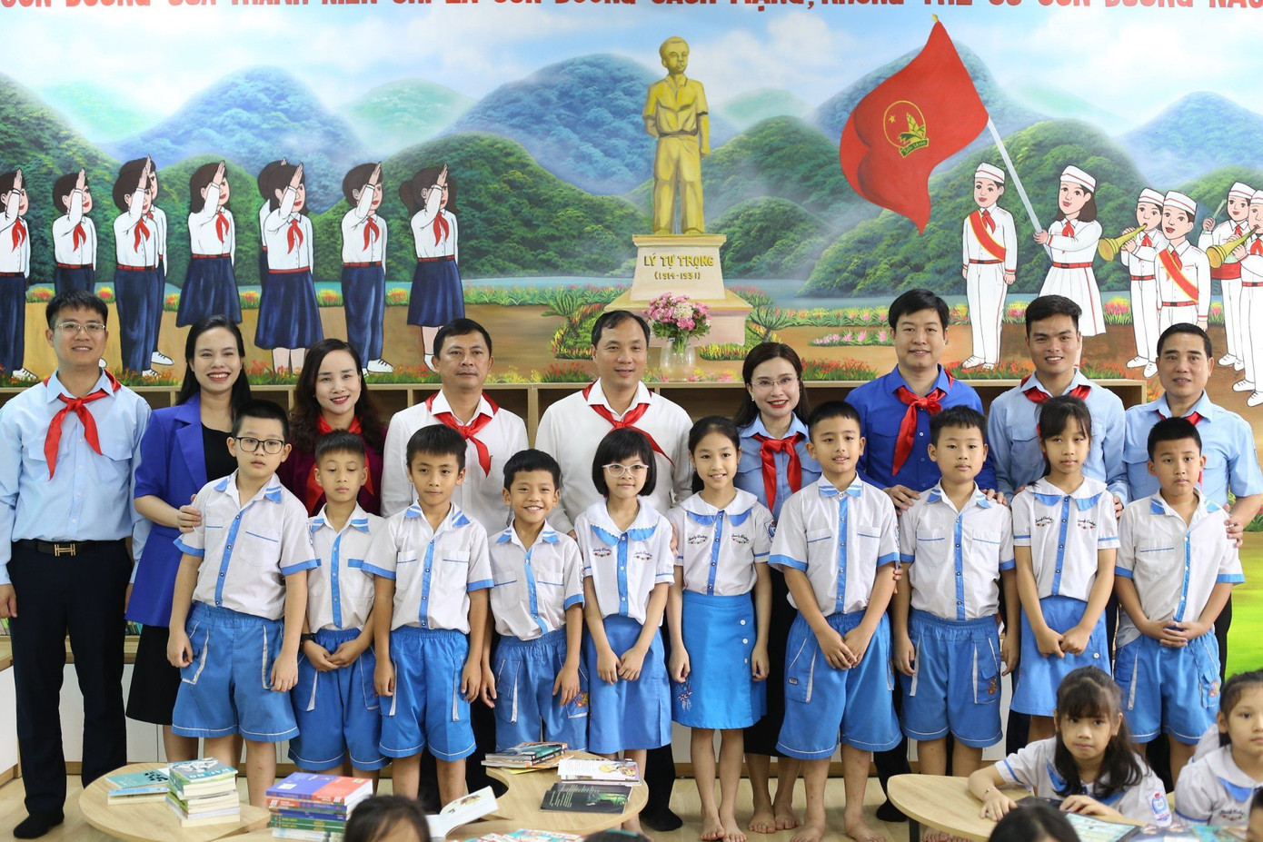 Trao tặng không gian đọc sách tương tác và sinh hoạt Đội cho Trung tâm Hoạt động Thanh thiếu nhi tỉnh Hà Tĩnh trị giá 350 triệu đồng...