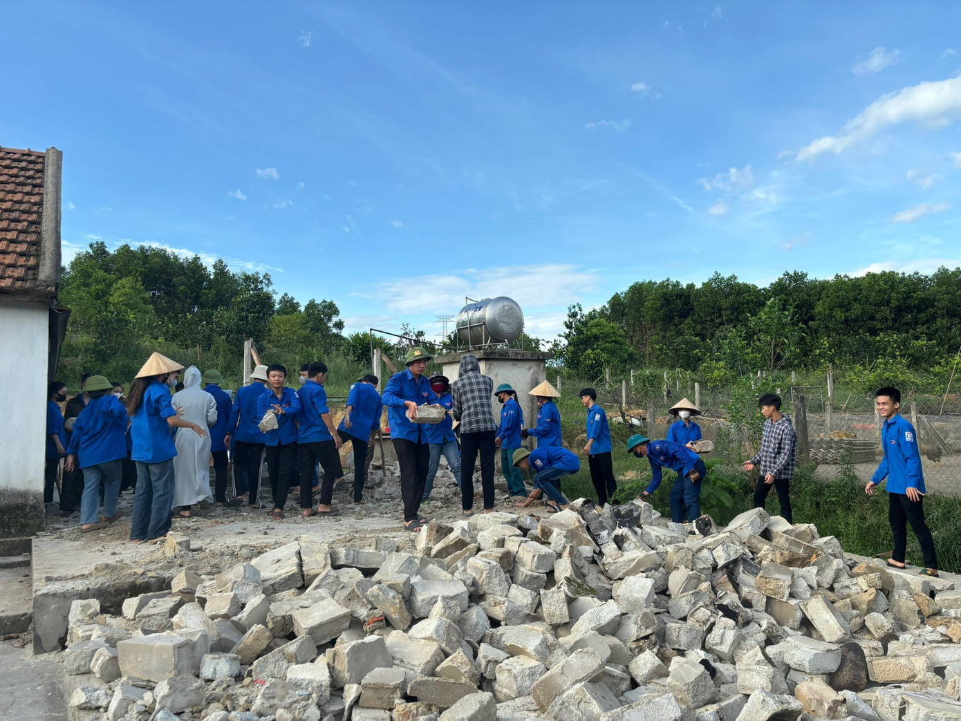 Ngày 13/6, Hà Tĩnh đã ra quân 20 đội hình với hơn 450 đoàn viên, phối hợp với các lực lượng di dời 3 hộ dân, 8 chuồng trại, vật kiến trúc, hỗ trợ xây dựng 1 chuồng trại, hỗ trợ phát quang trên diện tích 5,2ha cho các hộ dân nằm trong hành lang tuyến tại các huyện: Đức Thọ, Hương Sơn, Hương Khê, Kỳ Anh và thị xã Kỳ Anh.