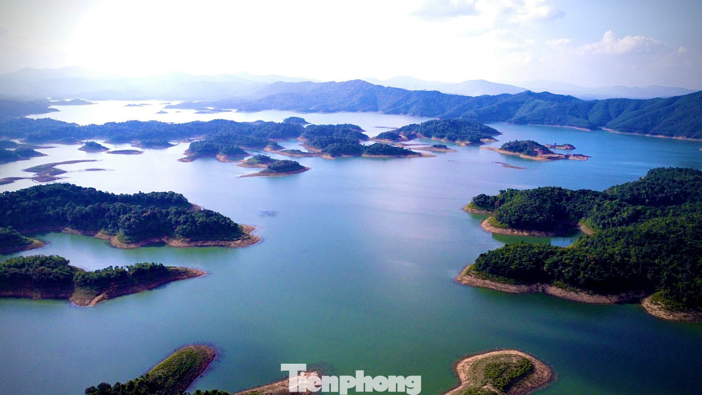 Vườn quốc gia Vũ Quang được thành lập ngày 30/7/2002 theo quyết định của Thủ tướng Chính phủ. Vườn nằm trong một vùng sinh thái được xác định là cực kỳ quan trọng trong việc bảo tồn đa dạng sinh học cho cả rừng mưa, vùng đồi núi đến núi cao.