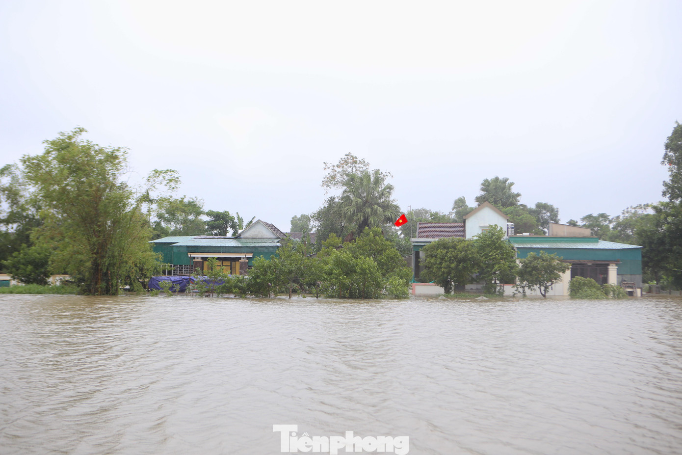 5h sáng 17/10, hồ Kẻ Gỗ bắt đầu xả tràn với lưu lượng từ 10m3/s cho đến 100m3/s. Để đảm bảo an toàn cho người và tài sản của vùng hạ du, Công ty TNHH MTV Thuỷ lợi Nam Hà Tĩnh đề nghị UBND huyện Cẩm Xuyên, Thạch Hà, TP Hà Tĩnh và các xã chịu ảnh hưởng thông báo đến người người dân được biết và thực hiện các biện pháp đảm bảo an toàn, tránh trường hợp bất cẩn, mất an toàn trong quá trình vận hành điều tiết hồ Kẻ Gỗ.