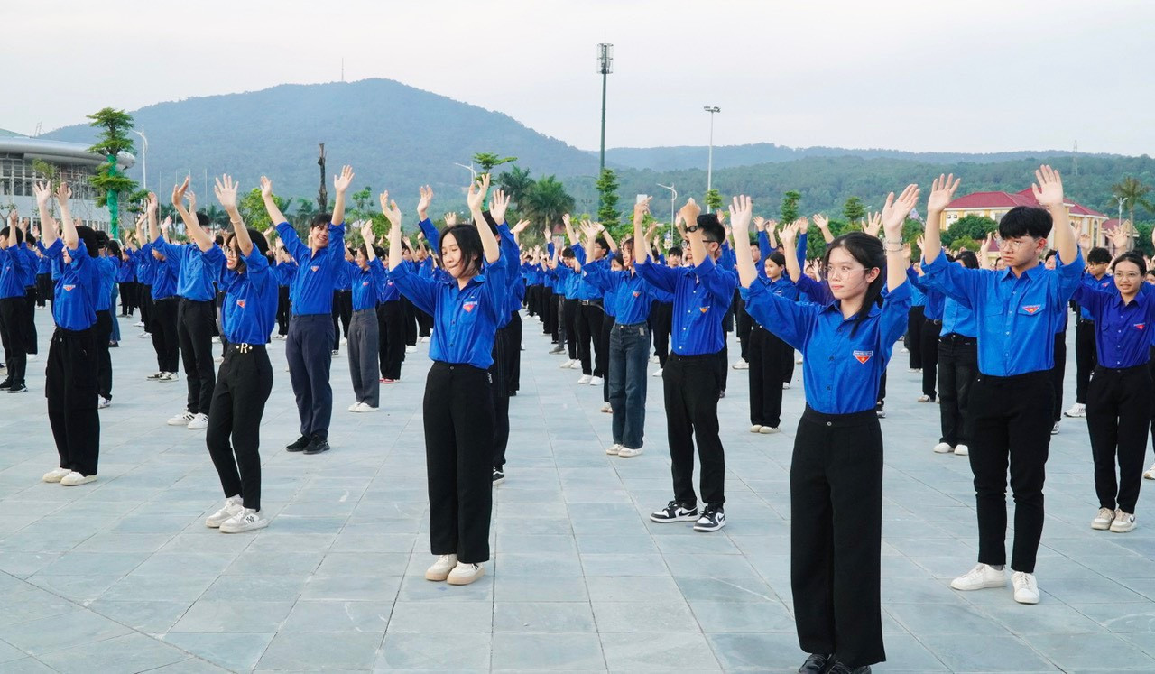 Hướng đến Chào mừng Đại hội đại biểu Hội LHTN Việt Nam thị xã Hồng Lĩnh lần thứ V, nhiệm kỳ 2024 - 2029, thanh niên Hồng Lĩnh tổ chức ngày hội “Tôi yêu Tổ quốc tôi” tại Quảng trường trung tâm thị xã.