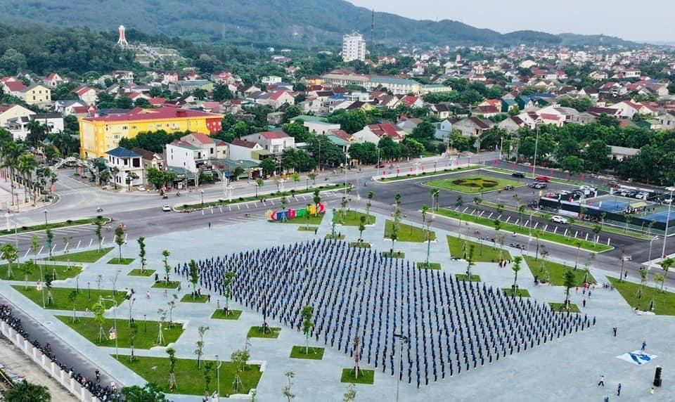 Tham gia ngày hội, hơn 1.200 hội viên, thanh niên cùng đồng diễn trên nền nhạc "Sứ mệnh thanh niên”.