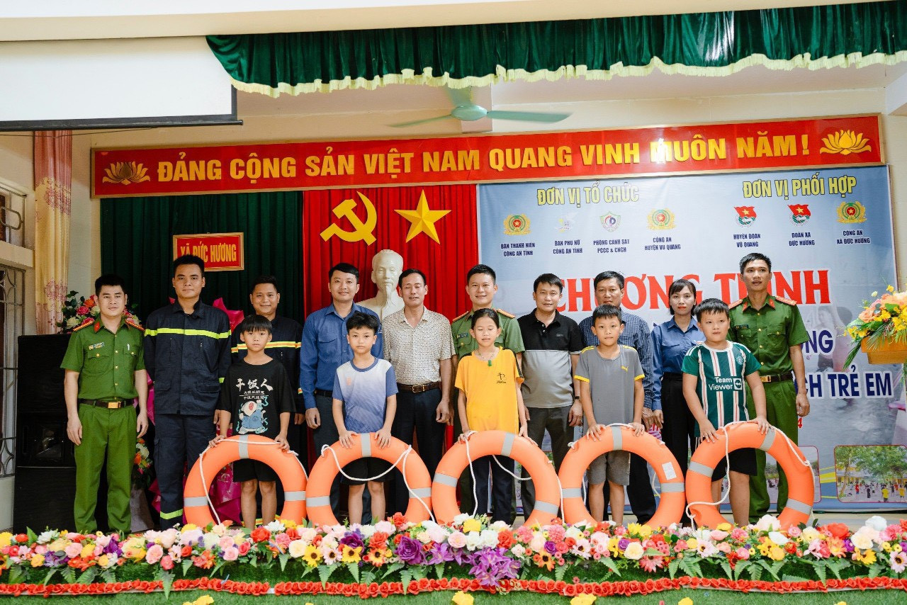 Trước đó, Đoàn xã, công an xã Đức Hương phối hợp với Ban thanh niên, Ban phụ nữ công an tỉnh, Phòng Cảnh sát PCCC và CNCH, Công an huyện Vũ Quang, Huyện Đoàn Vũ Quang tổ chức tuyên truyền về phòng chống đuối nước, tai nạn thương tích trẻ em.
