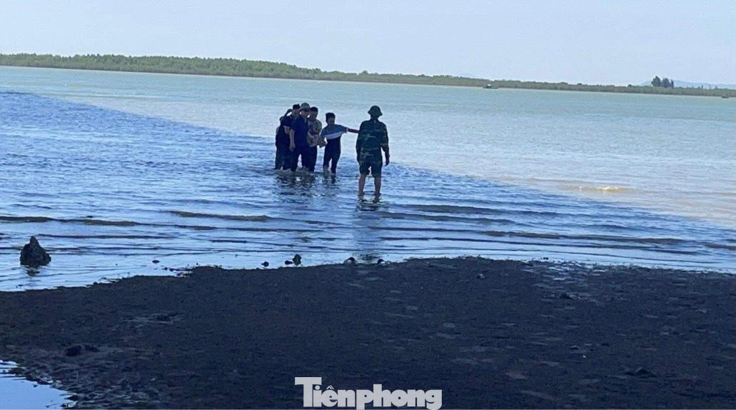 Sáng nay lực lượng chức năng tìm thấy thi thể của một nghi phạm liên quan sau khi nhảy cầu tự tử. Sáng nay lực lượng chức năng tìm thấy thi thể của một nghi phạm liên quan sau khi nhảy cầu tự tử.