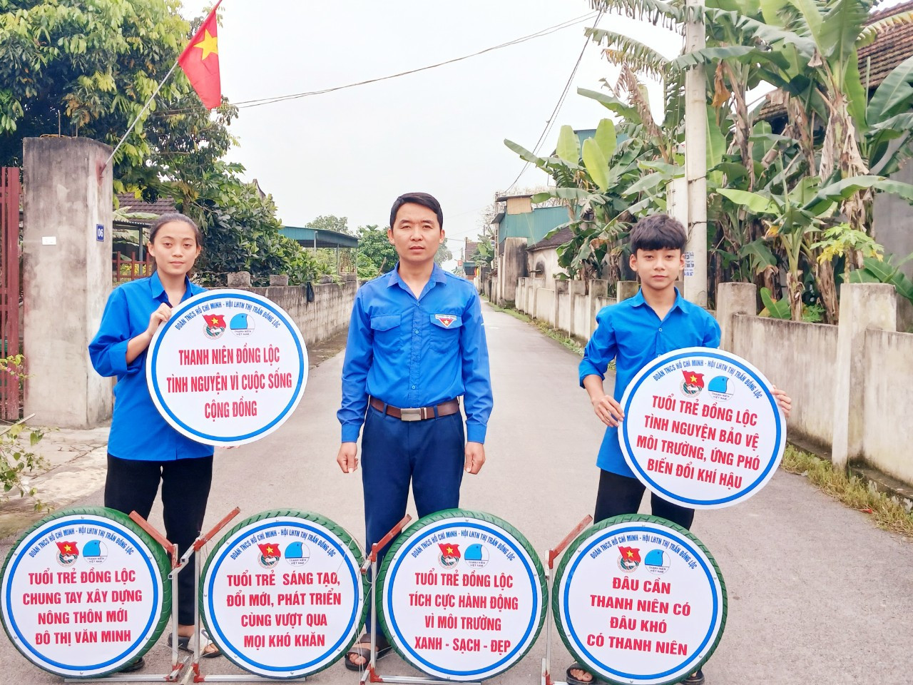 Tuổi trẻ huyện Can Lộc ra quân tổ chức lao động tổng dọn vệ sinh, bóc biển quảng cáo rao vặt trái phép trên địa bàn thị trấn. Cùng với đó ra mắt tuyến đường pano tuyên truyền làm từ lốp xe tái chế.