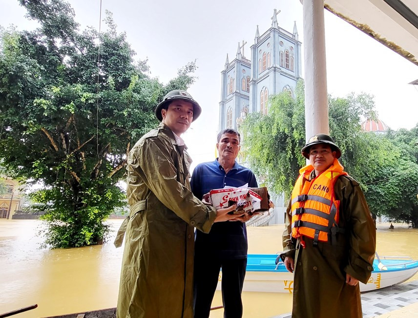 Đại tá Nguyễn Hồng Phong, Giám đốc Công an tỉnh thăm hỏi, động viên với Ban hành giáo bà con giáo xứ Thổ Hoàng (xã Điền Mỹ)...