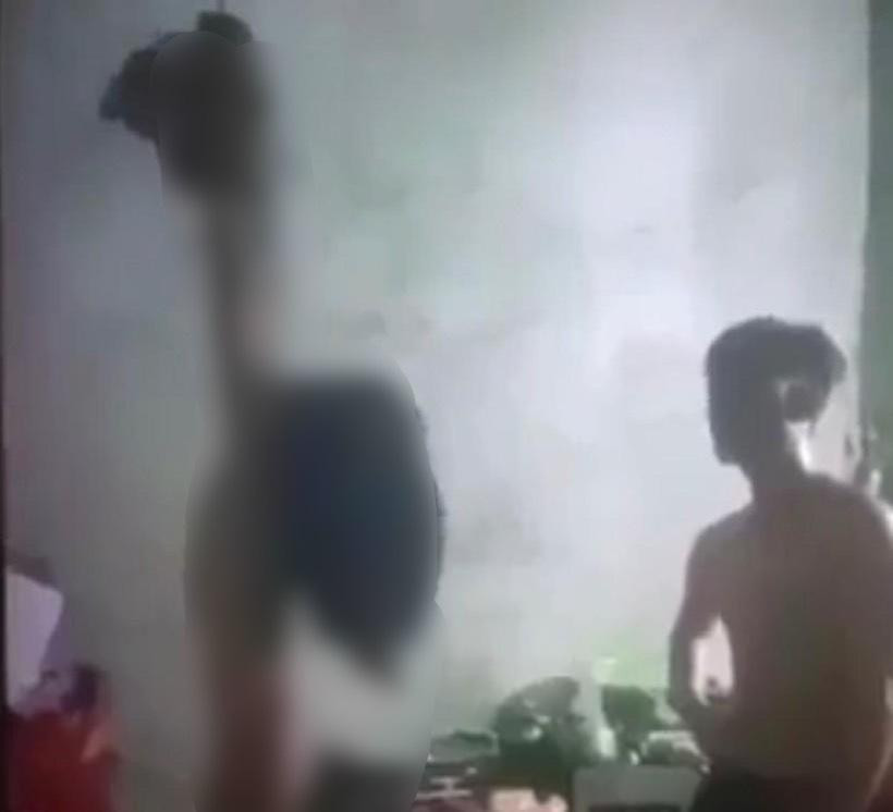 Hình ảnh cháu N. bị bố trói tay treo lên trần nhà. Hình ảnh cháu N. bị bố trói tay treo lên trần nhà.