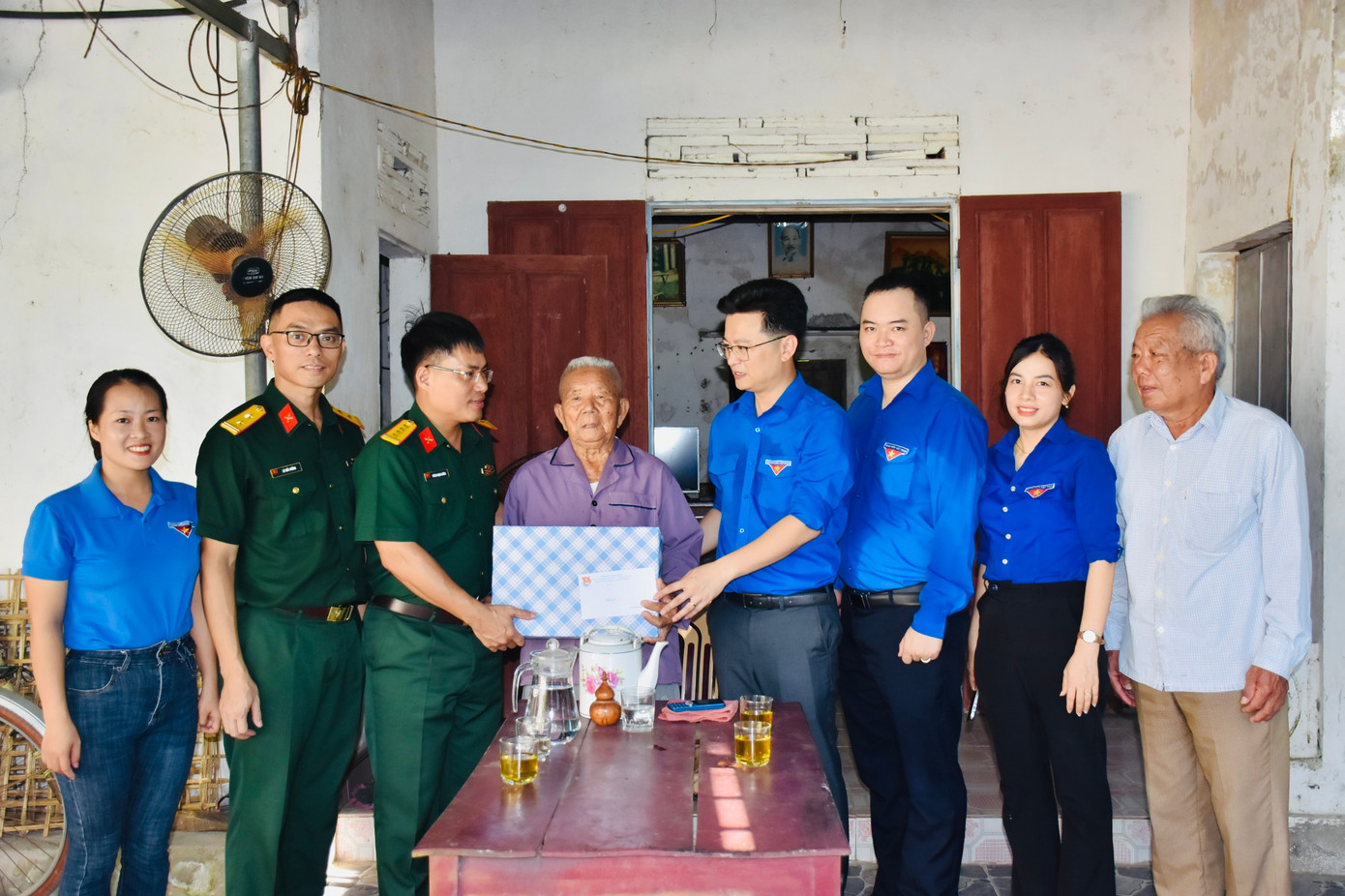 Thời gian qua, tuổi trẻ Hà Tĩnh đã phối hợp trao tặng 327 suất quà trị giá gần 163 triệu đồng; trao tặng các mô hình sinh kế cho các gia đình cựu TNXP có hoàn cảnh khó khăn. Thời gian qua, tuổi trẻ Hà Tĩnh đã phối hợp trao tặng 327 suất quà trị giá gần 163 triệu đồng; trao tặng các mô hình sinh kế cho các gia đình cựu TNXP có hoàn cảnh khó khăn.