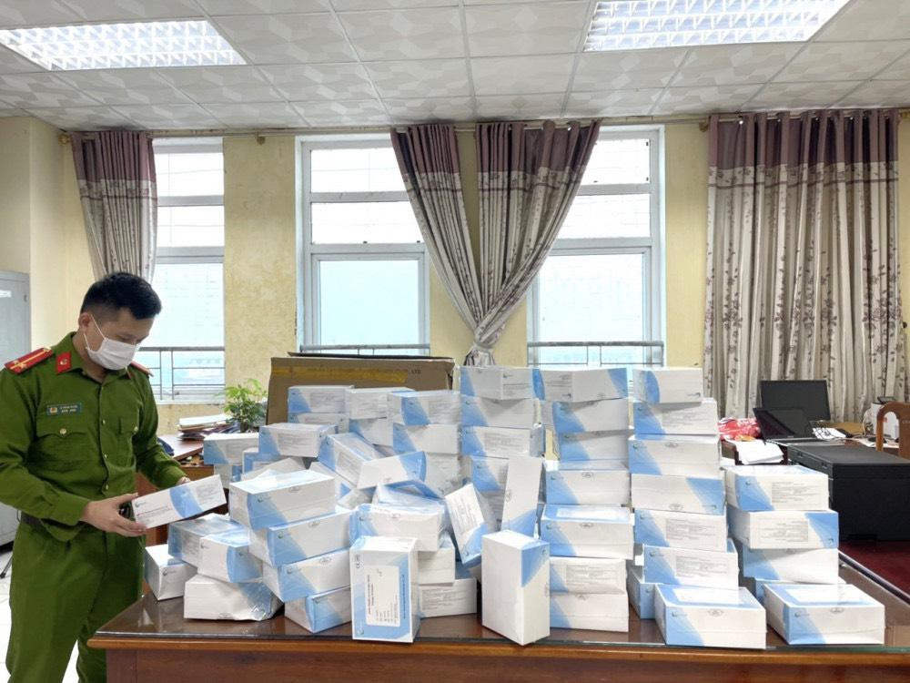 Công an Hà Tĩnh kiểm tra phát hiện số lượng lớn kit test COVID-19 không rõ nguồn gốc xuất xứ. Công an Hà Tĩnh kiểm tra phát hiện số lượng lớn kit test COVID-19 không rõ nguồn gốc xuất xứ.