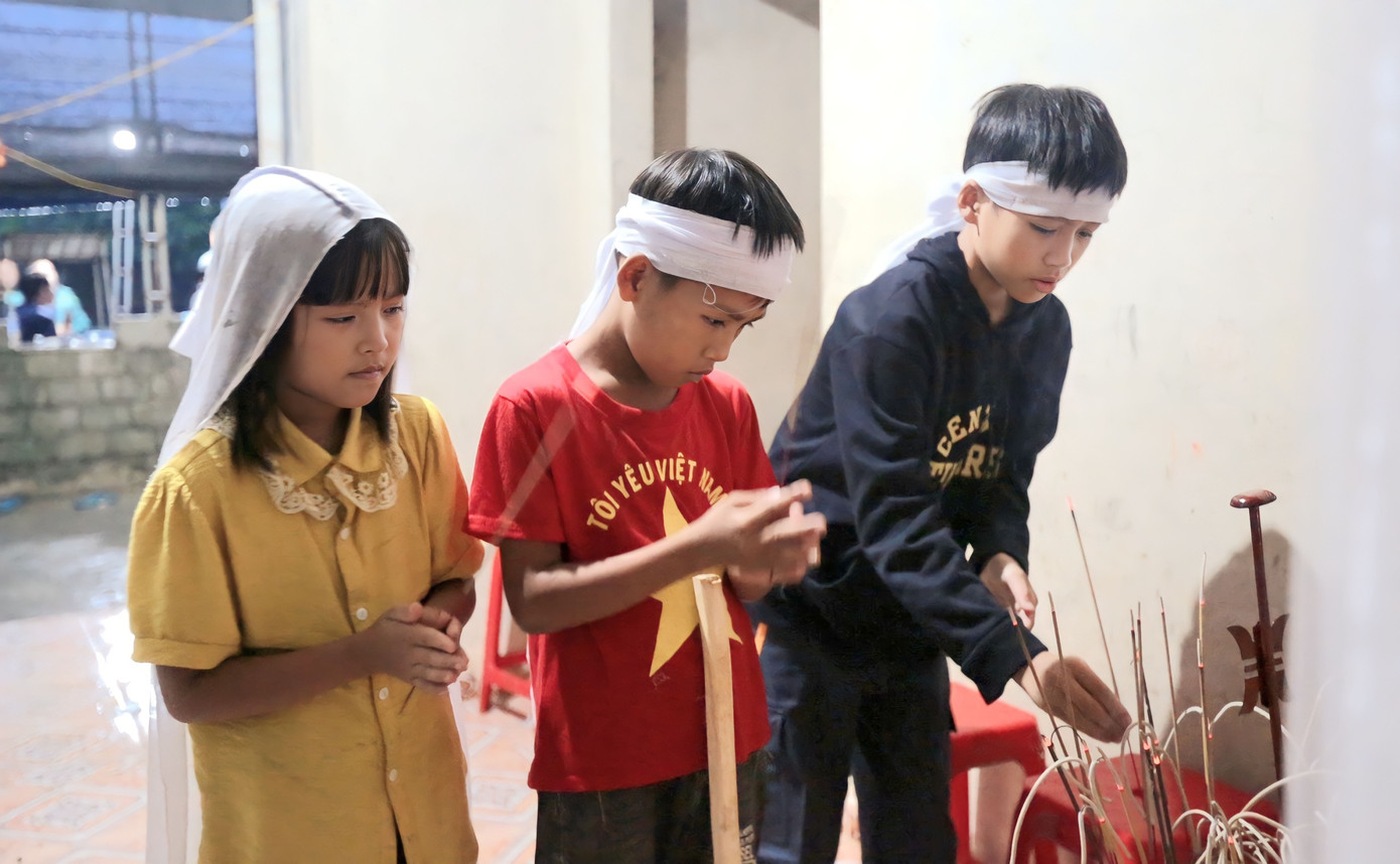 Chị Trang mất, để lại 3 người con nhỏ. Chị Trang mất, để lại 3 người con nhỏ.