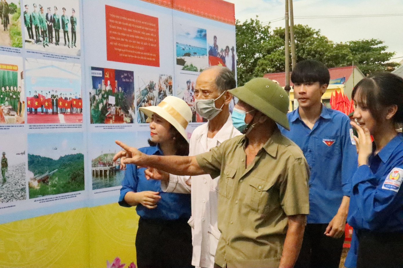 Tại chương trình, nhiều hoạt động ý nghĩa cũng được diễn ra với mục đích tuyên truyền, giáo dục sâu rộng cho cán bộ, đoàn viên thanh niên về quan điểm chủ trương chính sách của Đảng về chủ quyền biển đảo, tăng cường sức mạnh đoàn kết toàn dân tộc, bảo vệ vững chắc chủ quyền biển đảo thiêng liêng của tổ quốc. Tại chương trình, nhiều hoạt động ý nghĩa cũng được diễn ra với mục đích tuyên truyền, giáo dục sâu rộng cho cán bộ, đoàn viên thanh niên về quan điểm chủ trương chính sách của Đảng về chủ quyền biển đảo, tăng cường sức mạnh đoàn kết toàn dân tộc, bảo vệ vững chắc chủ quyền biển đảo thiêng liêng của tổ quốc.