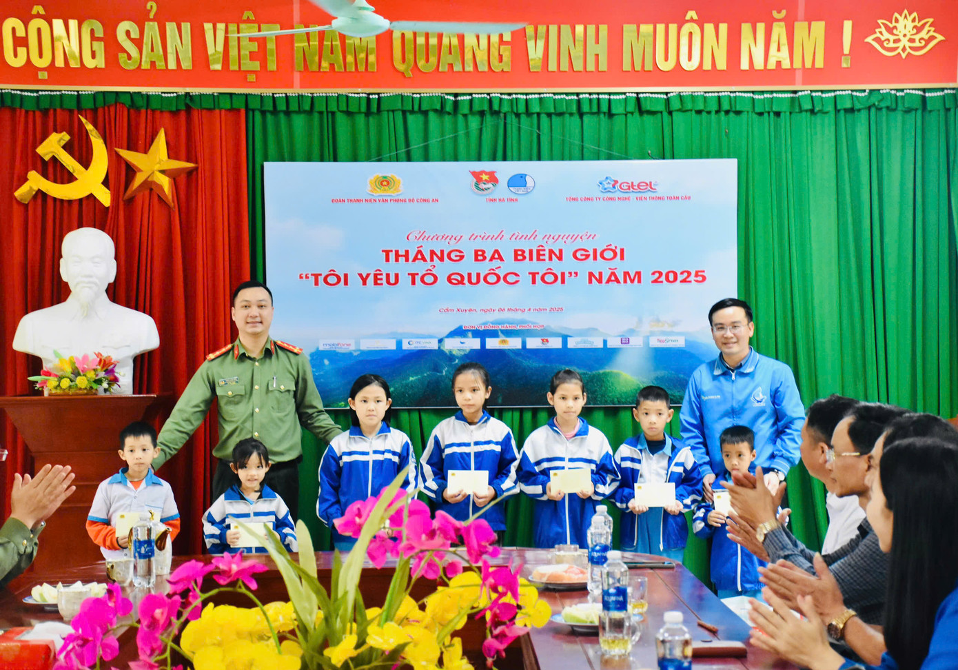 Ngoài ra tổ chức trao tặng 50 thùng sữa, 400 tập vở, 85 suất quà cho người dân, thanh thiếu nhi tại xã Hương Bình (Hương Khê), tại trường Tiểu học Cẩm Hưng (Cẩm Xuyên).