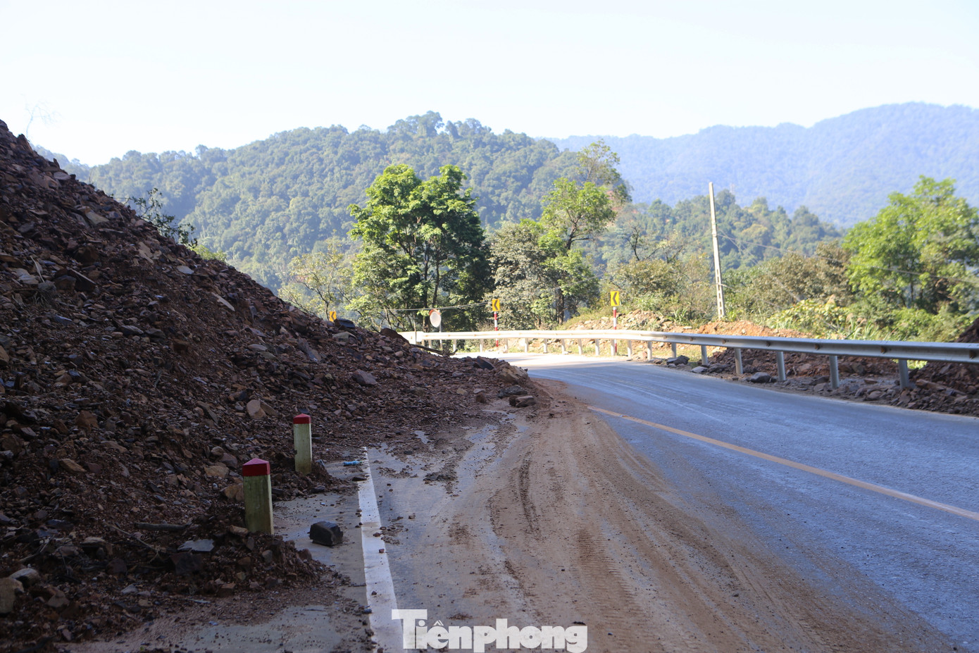 "Tuyến đường thường xuyên bị sạt lở, phần nữa có một số đoạn đang thi công khiến công tác lưu thông lên Cửa khẩu quốc tế Cầu Treo và ngược lại gặp nhiều khó khăn. Đặc biệt về đêm, khi tầm nhìn hạn chế, sương mù dày đặc, cánh tài xế phải di chuyển rất chậm, bám đường vì có những đoạn ngoằn nghèo, khó đi", đại diện Trạm biên phòng Cửa khẩu Cầu Treo cho hay. "Tuyến đường thường xuyên bị sạt lở, phần nữa có một số đoạn đang thi công khiến công tác lưu thông lên Cửa khẩu quốc tế Cầu Treo và ngược lại gặp nhiều khó khăn. Đặc biệt về đêm, khi tầm nhìn hạn chế, sương mù dày đặc, cánh tài xế phải di chuyển rất chậm, bám đường vì có những đoạn ngoằn nghèo, khó đi", đại diện Trạm biên phòng Cửa khẩu Cầu Treo cho hay.