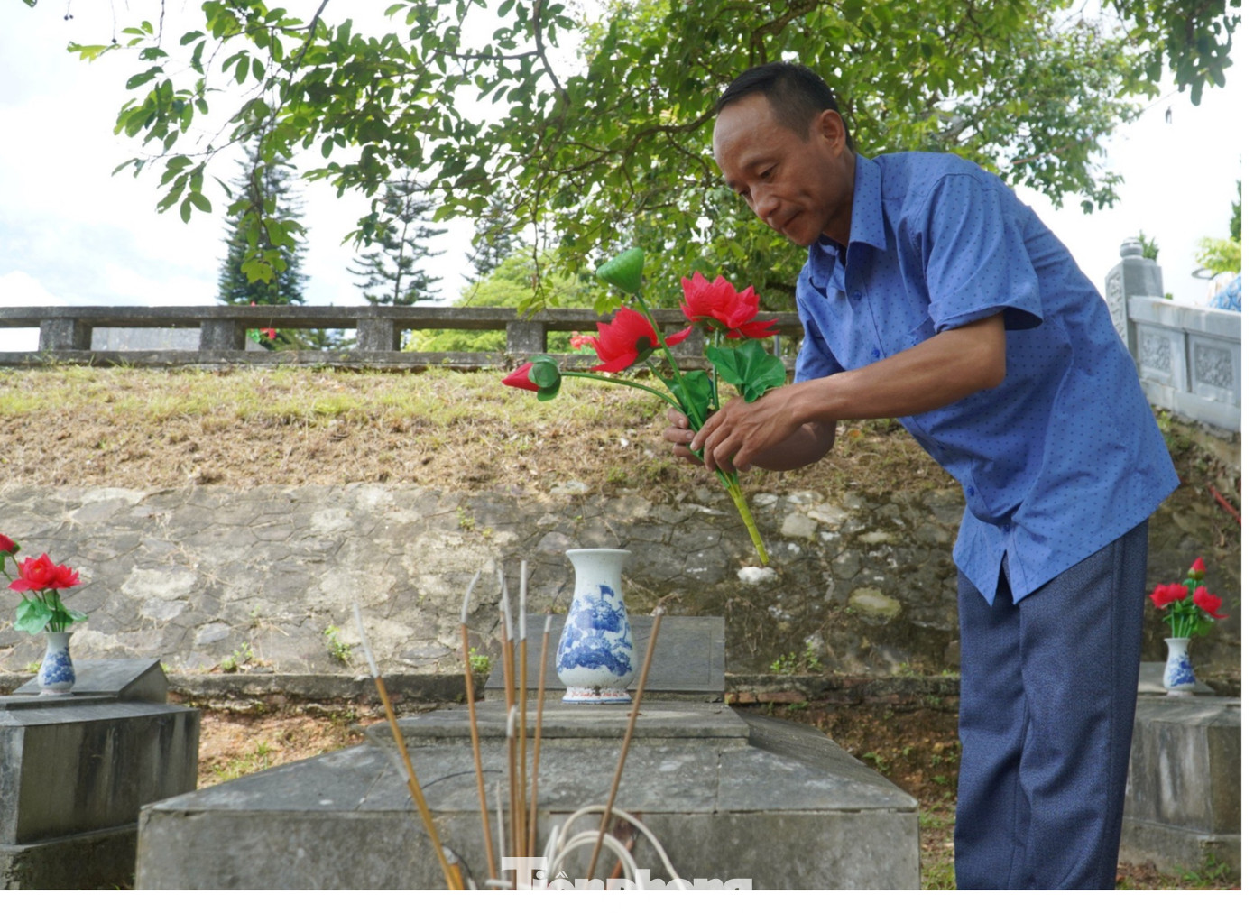 Ông Hồ Thanh Hải quản trang Nghĩa trang Liệt sỹ quốc gia Nầm.