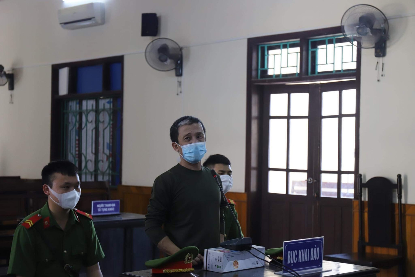 Bị cáo Lý tại phiên toà. Bị cáo Lý tại phiên toà.