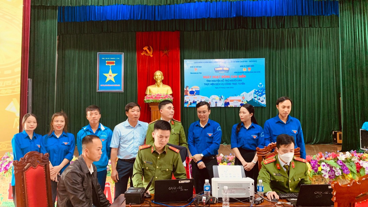 Sôi nổi các hoạt động hưởng ứng ngày cao điểm tình nguyện hỗ trợ người dân sử dụng dịch vụ công trực tuyến “mỗi người dân là một công dân số” tại huyện Cẩm Xuyên.