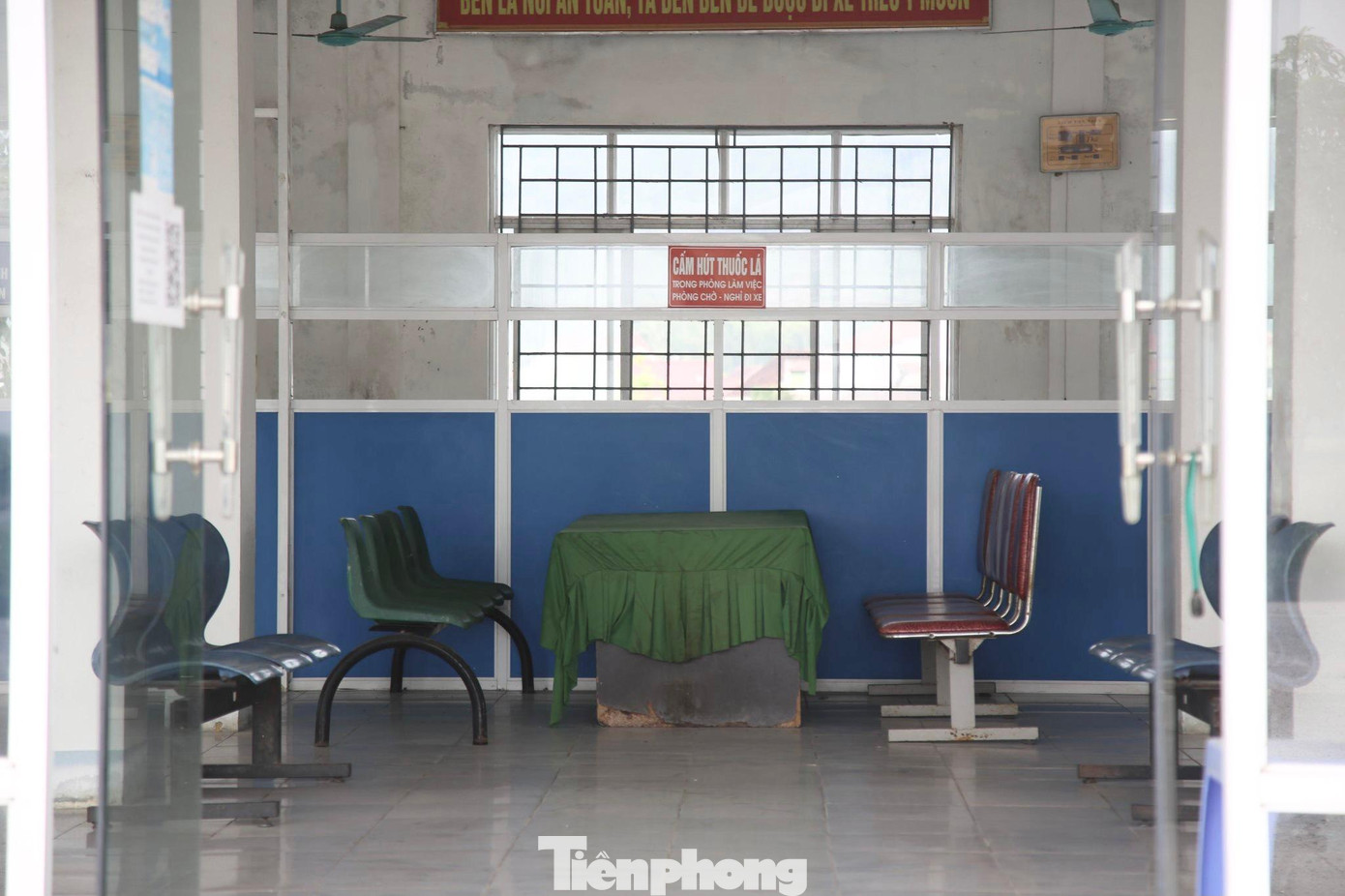 Những dãy ghế được xếp ngăn nắp nhưng không có người sử dụng. Một số góc nhà chuyển thành nơi để đồ, khung cảnh bên trong vắng vẻ…