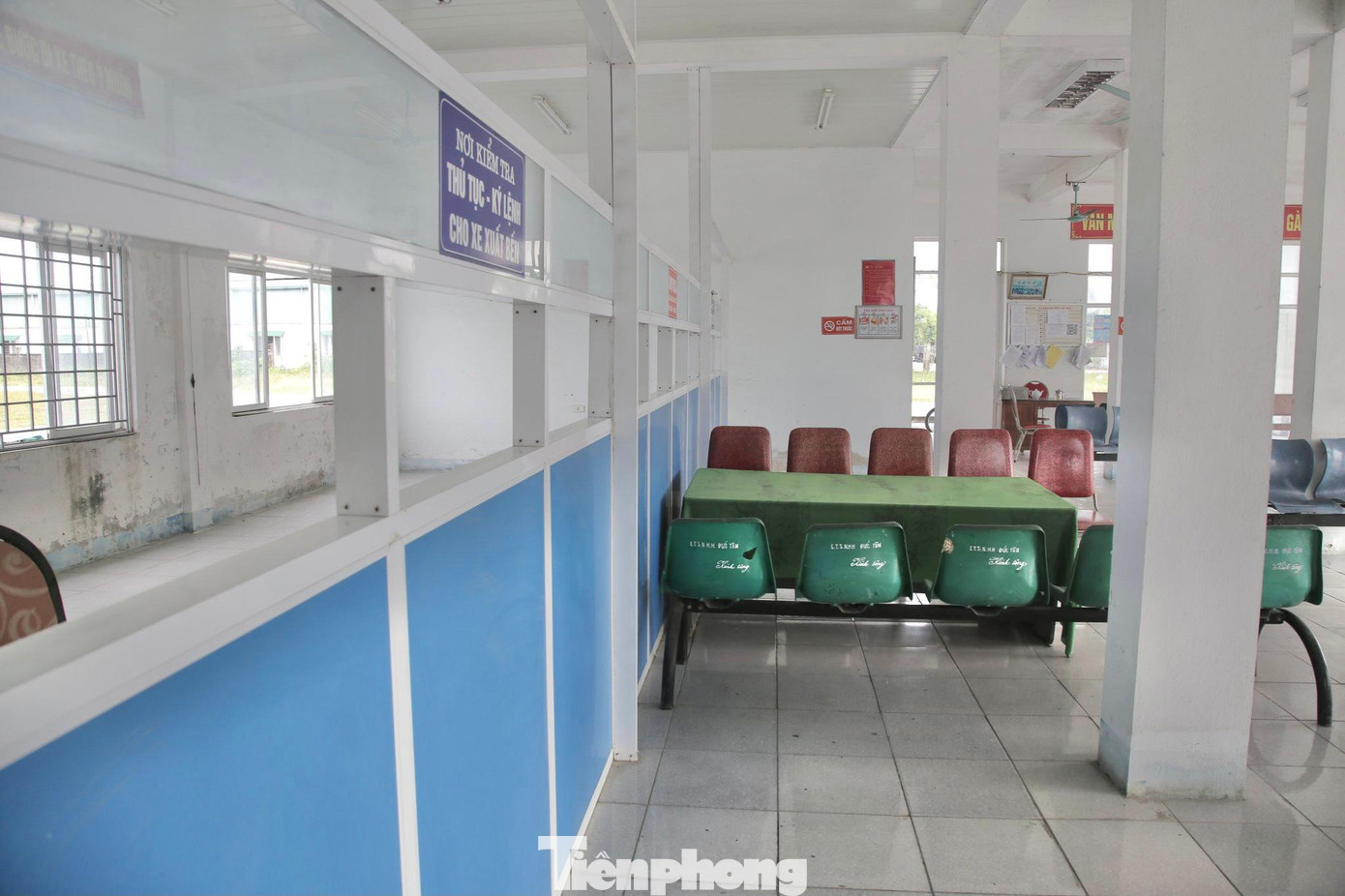 Không có khách tới mua vé, lượt xe ra vào thưa thớt, bến xe Hồng Lĩnh đang rơi vào tình trạng 'sống dở, chết dở'.