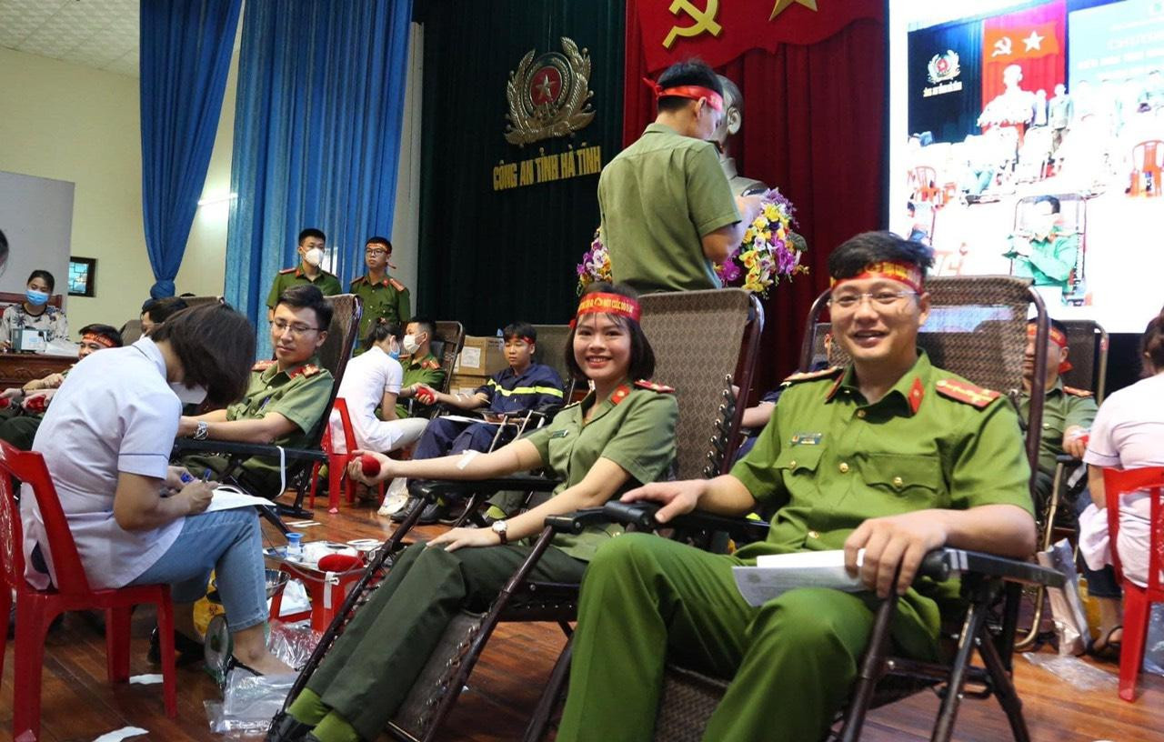 Thông qua chương trình, những giọt máu tình nguyện này sẽ góp phần bổ sung kịp thời nguồn máu, cung cấp cho hoạt động cấp cứu và điều trị tại Bệnh viện Đa khoa tỉnh Hà Tĩnh trong điều kiện nguồn máu dự trữ đang khan hiếm.