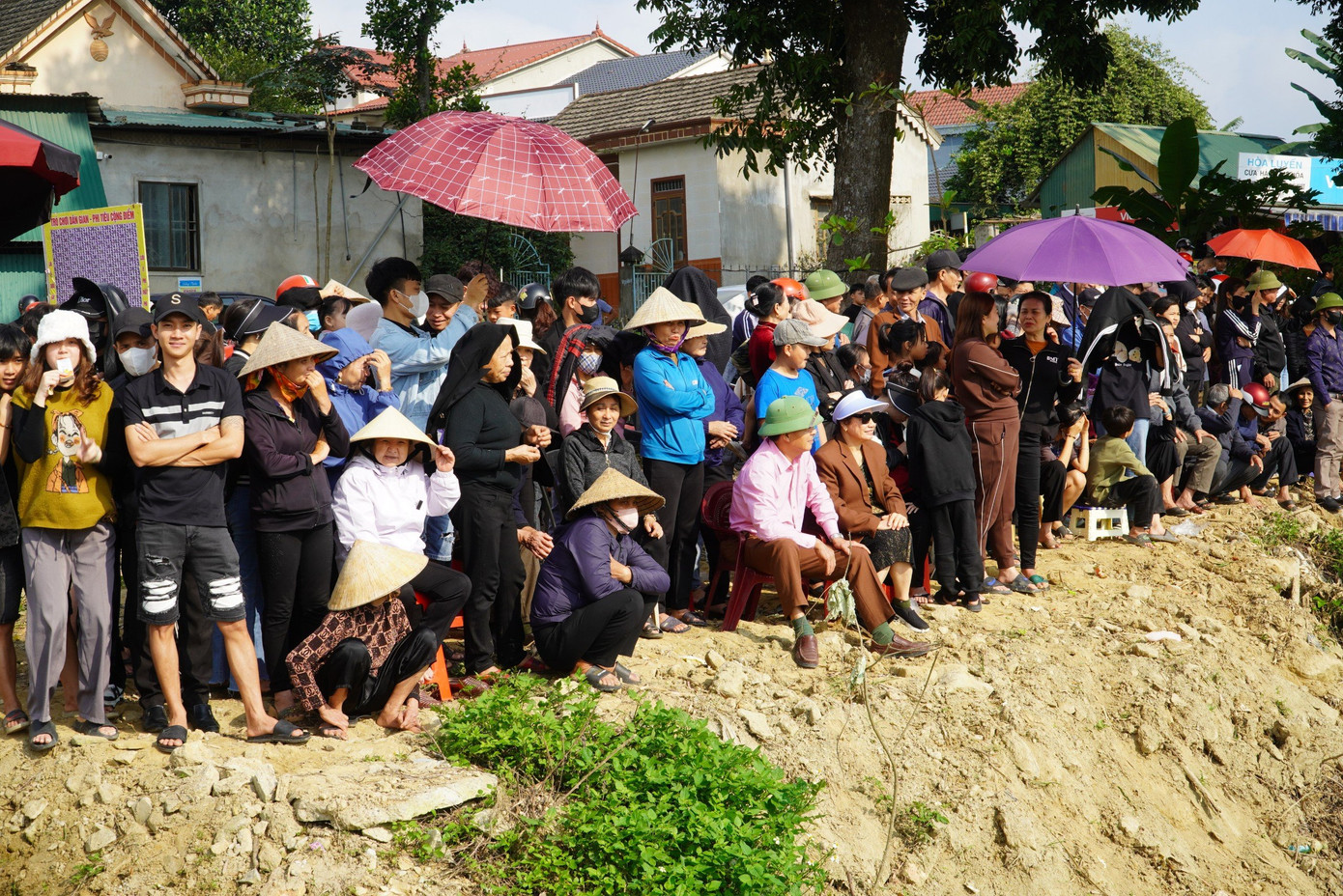 Từ sáng sớm, hàng ngàn người dân đã đổ về hai bên bờ sông Ngàn Phố để xem, cổ vũ cuộc tranh tài đua thuyền trên sông của 32 đội đại diện cho các địa phương.