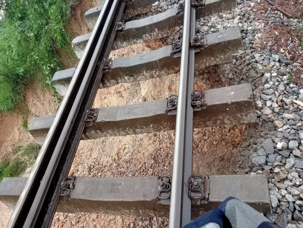 Sạt lở nghiêm trọng gây hở hàm ếch, phần đường sắt trơ các mảng bê tông. Sạt lở nghiêm trọng gây hở hàm ếch, phần đường sắt trơ các mảng bê tông.