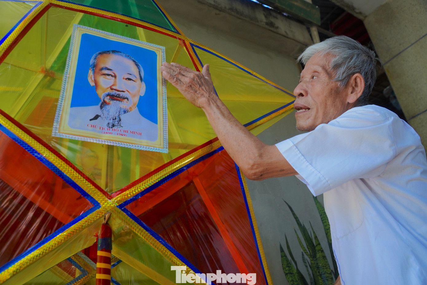 Ngày còn nhỏ, ông Dũng được bố mẹ, hàng xóm hướng dẫn làm đèn trung thu để chơi dịp trăng Rằm tháng 8. Qua thời gian, nhận thấy thị trường đèn trung thu truyền thống bị mai một, thay vào đó là đủ loại đồ chơi, đèn điện tử nên ông đã giữ nghề nhằm thỏa mãn đam mê và muốn lưu giữ nét đẹp truyền thống này cho các em nhỏ.
