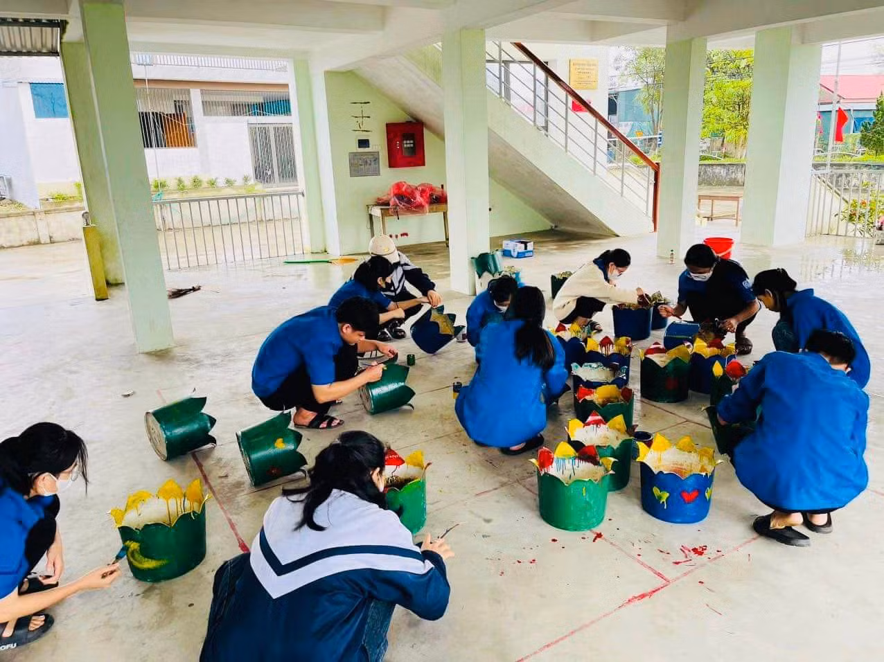 Bên cạnh đó, các cơ sở Đoàn tại huyện Cẩm Xuyên cũng đồng loạt ra quân vệ sinh môi trường, bóc dỡ biển quảng cáo rao vặt dán sai quy định; trao tặng pano tuyên truyền NTM; thu gom và tái chế lốp xe cũ, thùng cũ; vệ sinh các tuyến đường, trồng hàng rào xanh...
