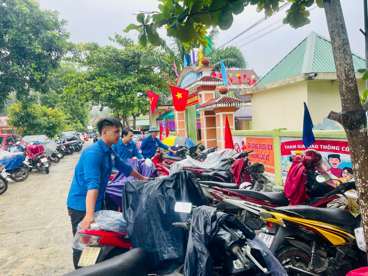 Những hình ảnh đẹp trong ngày đầu khai giảng của lực lượng thanh niên với mong muốn gây dựng nét văn hoá đón con sau giờ tan trường.