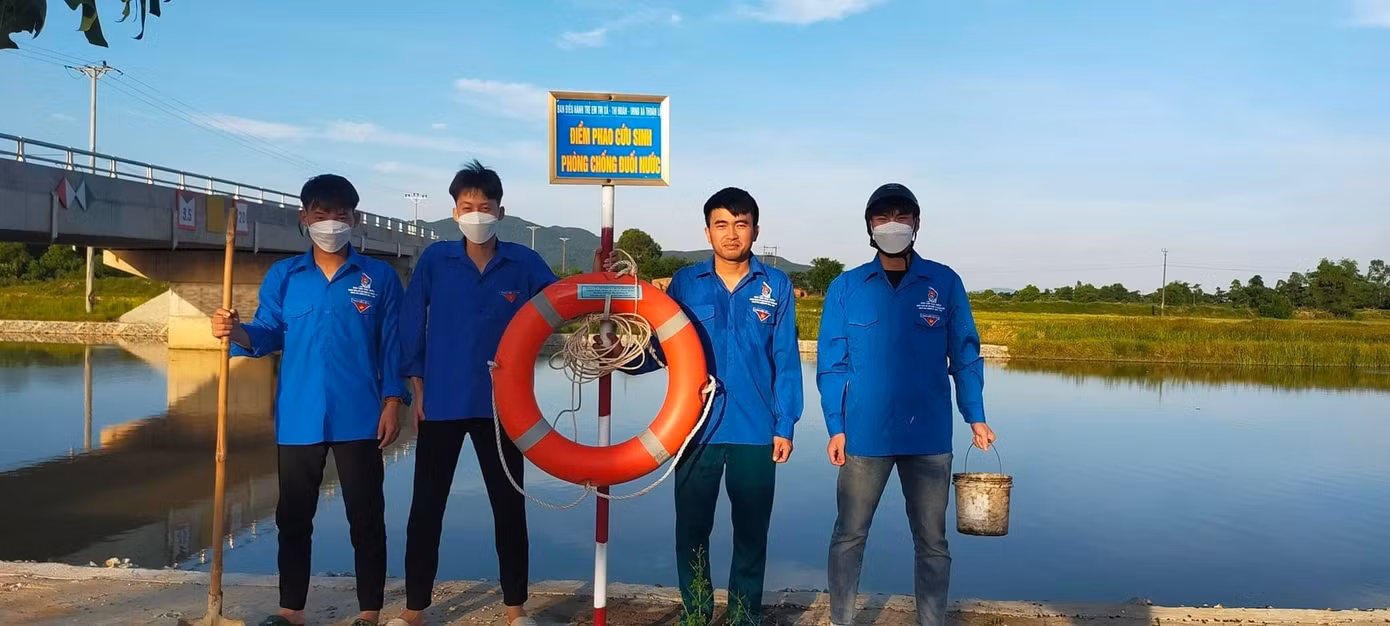 Mới đầu hè, nhưng Hà Tĩnh liên tiếp xảy ra tình trạng đuối nước ở trẻ em. Ít nhất đã khoảng 5- 6 em học sinh tử vong do đuối nước. Tại một số vị trí ao hồ ở thị xã Hồng Lĩnh, lực lượng đoàn viên cắm phao cứu sinh phòng chống đuối nước.