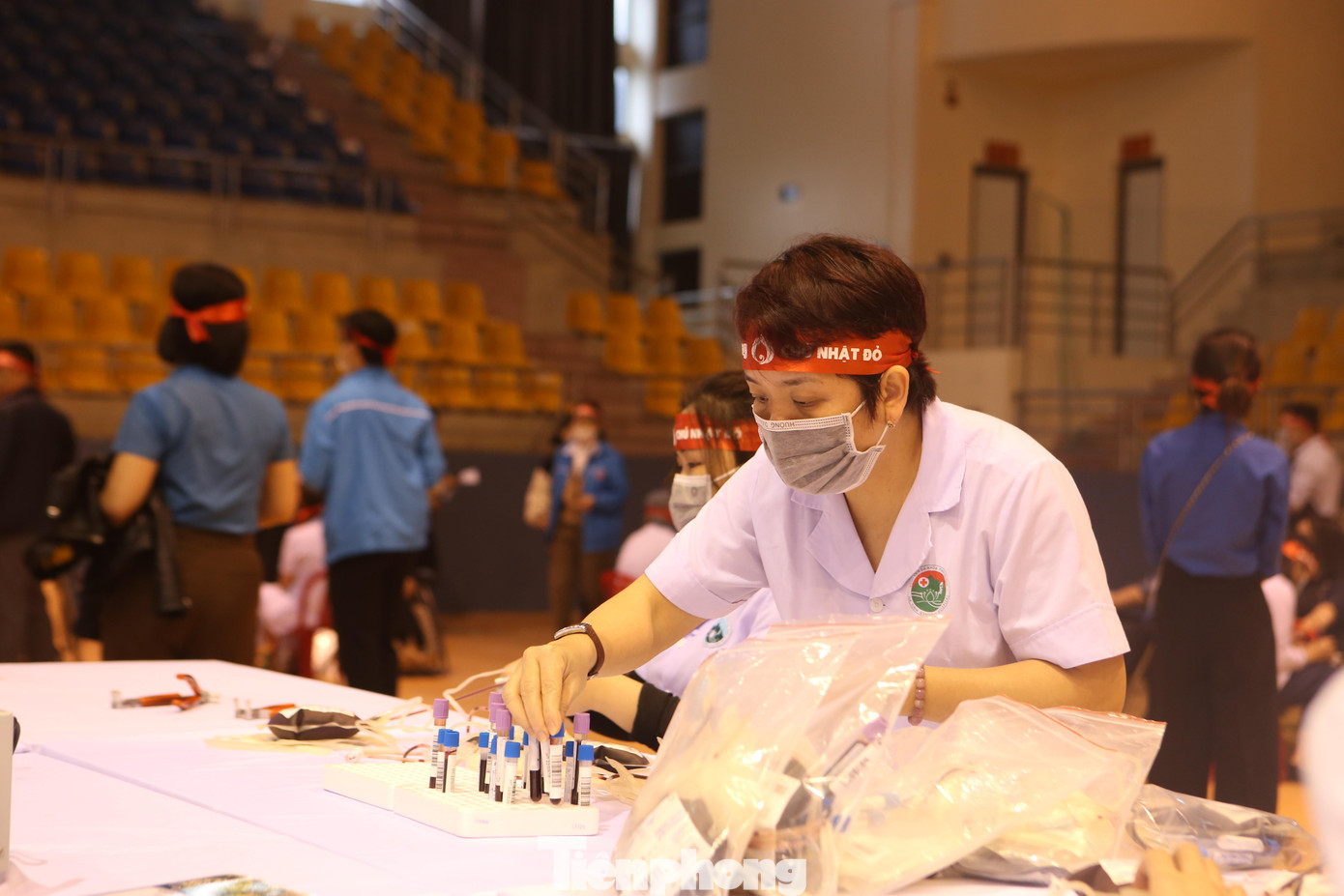 Các nhân viên bệnh viện thực hiện lấy máu.