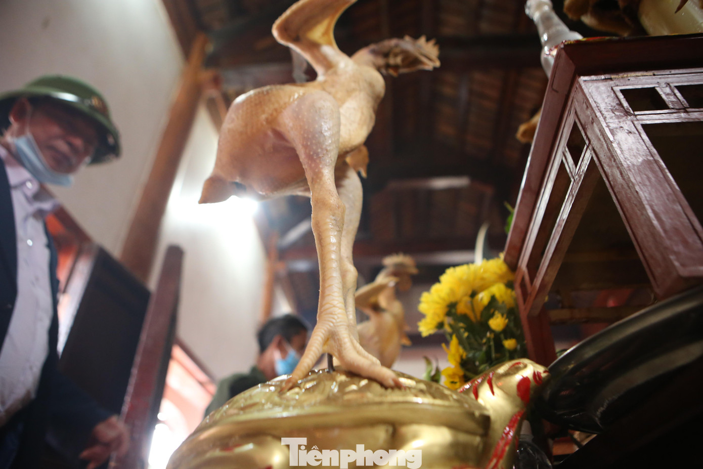 Khâu cắt tiết, vặt lông phải hết sức cẩn thận để không làm ảnh hưởng đến da gà. Sau khi làm sạch, gà được tạo thế bay, quỳ, đứng, ngồi… với sự hỗ trợ của dây thép, lạt giang.