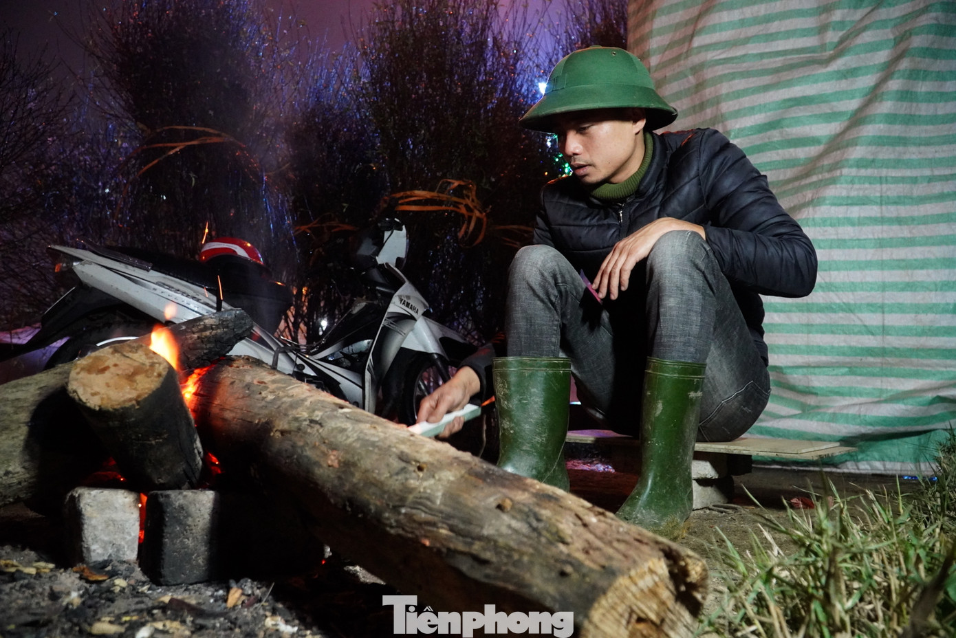 “Đêm đến lạnh buốt và có mưa nữa nên chúng tôi đốt lửa sưởi ấm trong căn lều dựng tạm này. Thị trường năm nay có vẻ trầm lắng hơn các năm trước, nhưng tôi cũng chỉ mong rằng Tết năm nay người dân mua hàng sớm để chúng tôi có thể về nghỉ sớm”, anh Phan Quang Hồng (31 tuổi, trú tại phường Thạch Linh, thành phố Hà Tĩnh) cho biết.