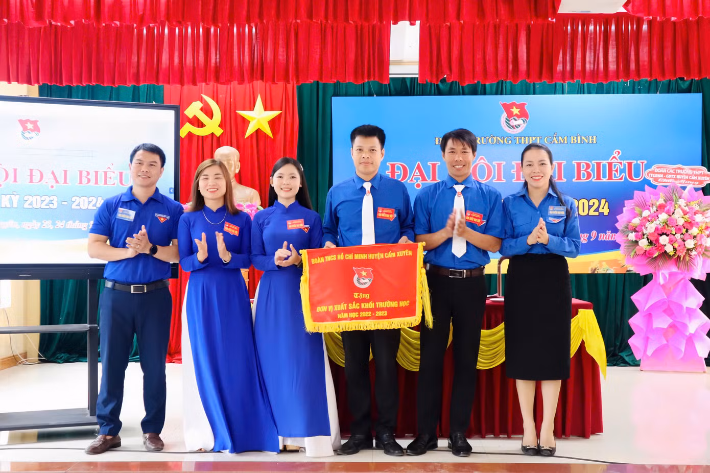 Cẩm Ly (thứ 3 từ trái sang) trong một lần được Huyện Đoàn biểu dương.
