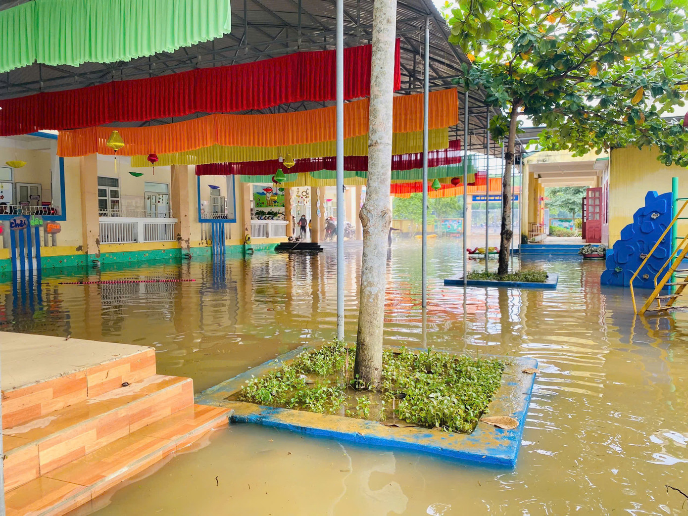 Đến ngày 25/9, nước lũ trong khuôn viên trường vẫn chưa được rút hết. Được biết, điểm Trường Mầm non Kim Hoa nằm ở vị trí thấp trũng, sau mỗi đợt mưa lớn kéo dài, trường bị ngập sâu.