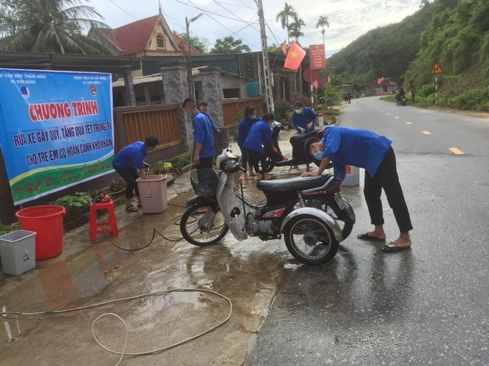 Bí thư đoàn xã Sơn Hồng chia sẻ, bình quân mỗi ngày có khoảng 25-30 chiếc xe được đến rửa. Hình thức vận động, quyên góp theo tuỳ tâm nên không đưa ra mức giá chi phí cho mỗi lần rửa xe. Đây vừa hình thức kêu gọi, vận động mọi người cùng chia sẻ để tổ chức tặng quà Tết Trung thu cho các em thiếu nhi có hoàn cảnh khó khăn.