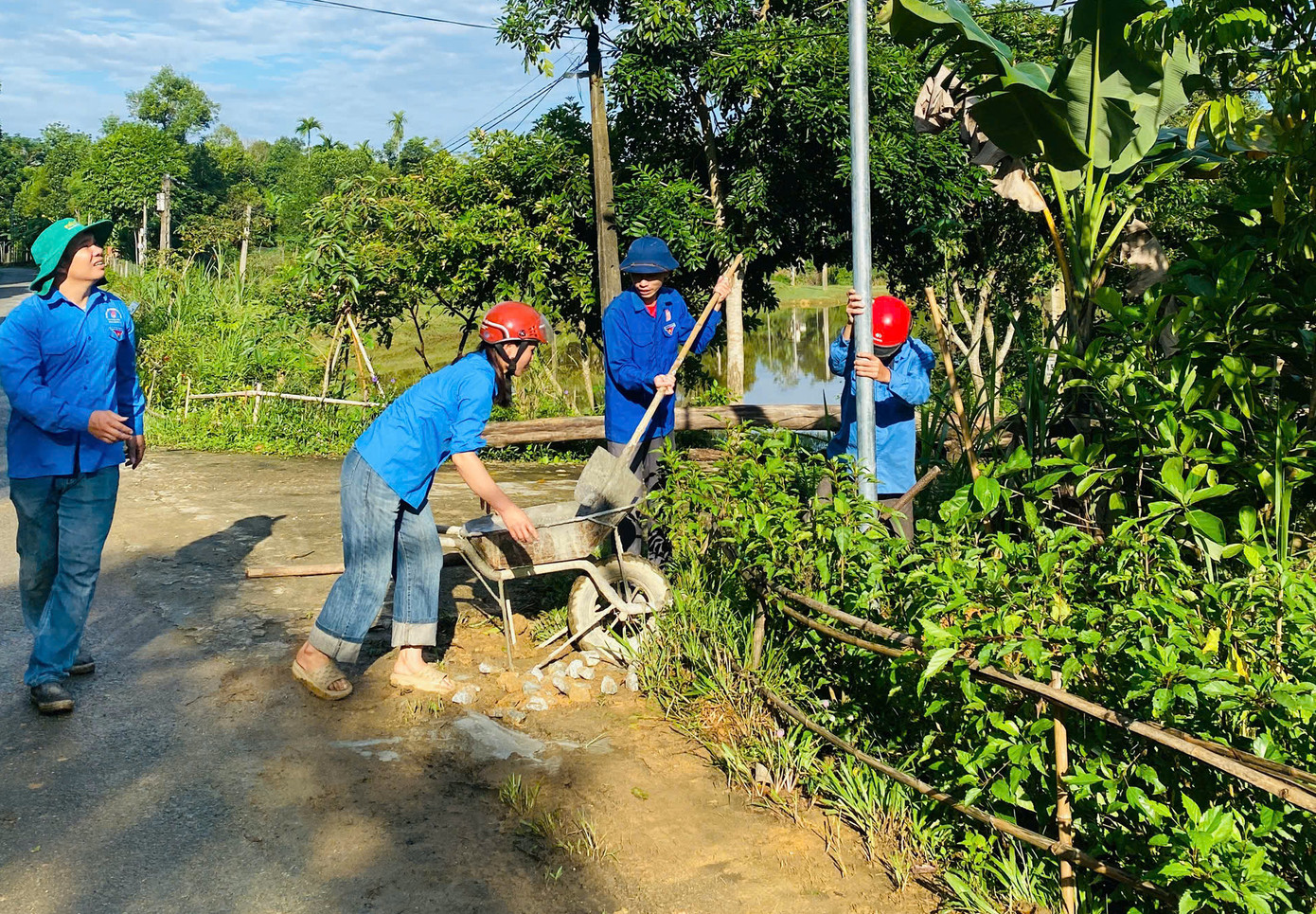 Xác định vai trò, trách nhiệm của tuổi trẻ cùng chung sức xây dựng nông thôn mới, thời gian qua Đoàn thanh niên xã Kim Hoa đã mạnh dạn đăng ký đảm nhận, phụ trách xây dựng tuyến đường điện thắp sáng làng quê tại các thôn trên địa bàn xã. Xác định vai trò, trách nhiệm của tuổi trẻ cùng chung sức xây dựng nông thôn mới, thời gian qua Đoàn thanh niên xã Kim Hoa đã mạnh dạn đăng ký đảm nhận, phụ trách xây dựng tuyến đường điện thắp sáng làng quê tại các thôn trên địa bàn xã.