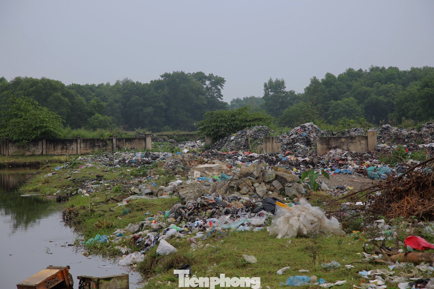 “Để tránh bị ảnh hưởng đến cuộc sống của người dân, địa phương đang xây dựng bãi trung chuyển ở một địa điểm khác. Vì rác người dân không phân loại nên khó xử lý, mỗi tuần chỉ chở được 3 xe đi nên còn lại ùn ứ tại đó. Việc đốt tại vị trí trung chuyển không được phép, nếu có tình trạng này chúng tôi sẽ cho kiểm tra và xử lý”, Chủ tịch UBND xã Lưu Vĩnh Sơn nói.
