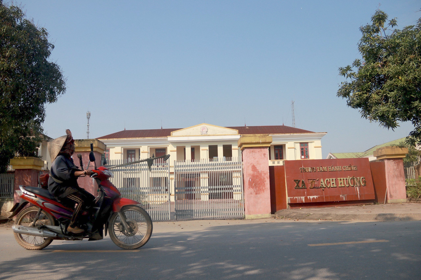 Riêng trụ sở UBND xã Thạch Hương (cũ) được xây dựng khang trang vào năm 2018 trên khuôn viên rộng hàng nghìn m2, với hai dãy nhà tầng cùng hội trường. Đáng nói công trình này chưa sử dụng được bao lâu thì bỏ hoang gây lãng phí.