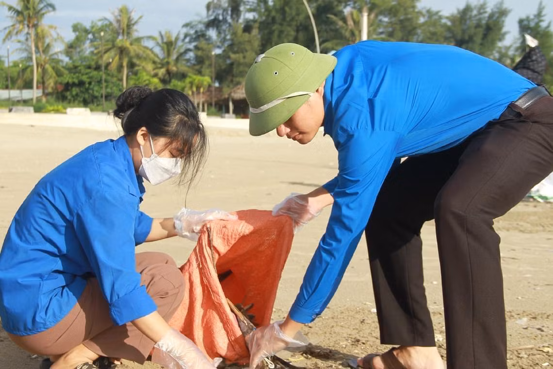 Số lượng rác được các tình nguyện viên phân loại và đưa đi xử lý. Sau một ngày ra quân, tuổi trẻ Nghi Xuân đã thu gom được gần 5 tấn rác thải. Số lượng rác được các tình nguyện viên phân loại và đưa đi xử lý. Sau một ngày ra quân, tuổi trẻ Nghi Xuân đã thu gom được gần 5 tấn rác thải.
