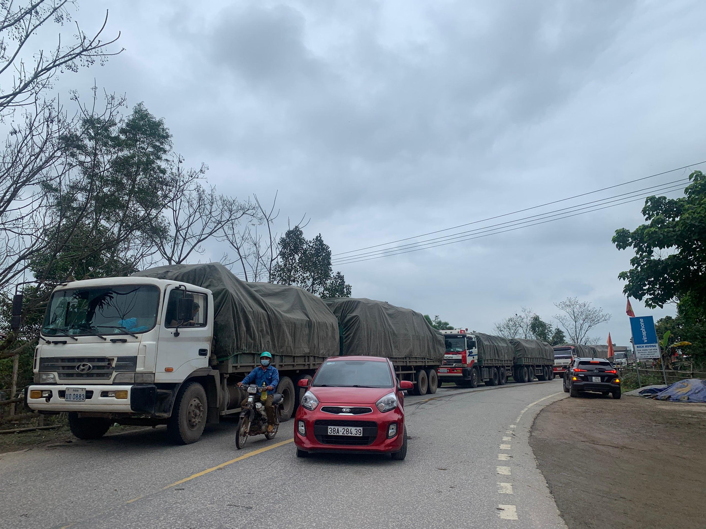 Nhiều chiếc xe phải dừng lại để chờ giải phóng hiện trường sau khi xe đầu kéo bị lật.