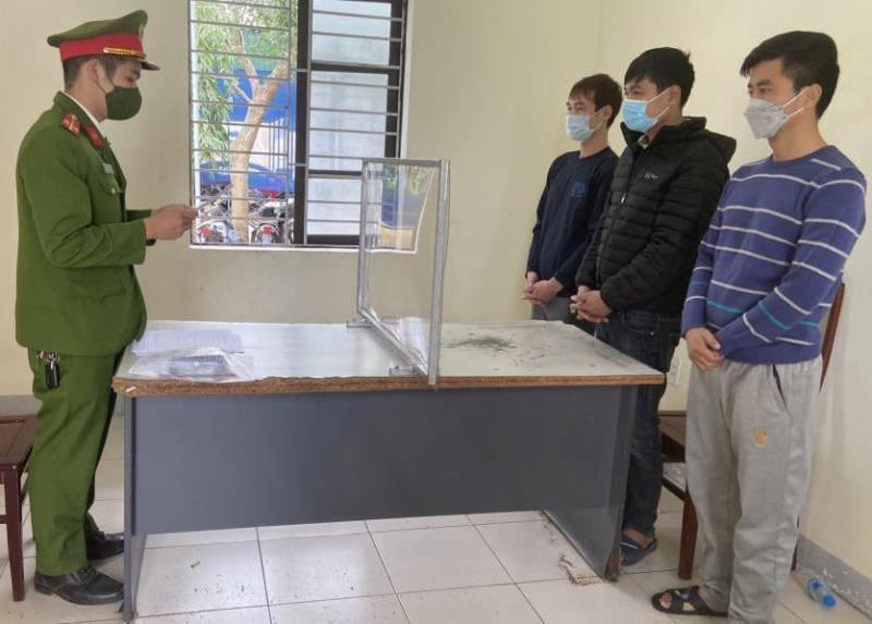 3 đối tượng bị công an bắt giữ. 3 đối tượng bị công an bắt giữ.