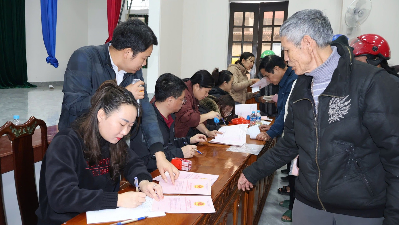 Văn phòng đăng ký đất đai chi nhánh Thạch Hà đã phối hợp với UBND thị trấn Lộc Hà chỉnh lý biến động trên bìa đất cho người dân vào ngày cuối tuần. Văn phòng đăng ký đất đai chi nhánh Thạch Hà đã phối hợp với UBND thị trấn Lộc Hà chỉnh lý biến động trên bìa đất cho người dân vào ngày cuối tuần.