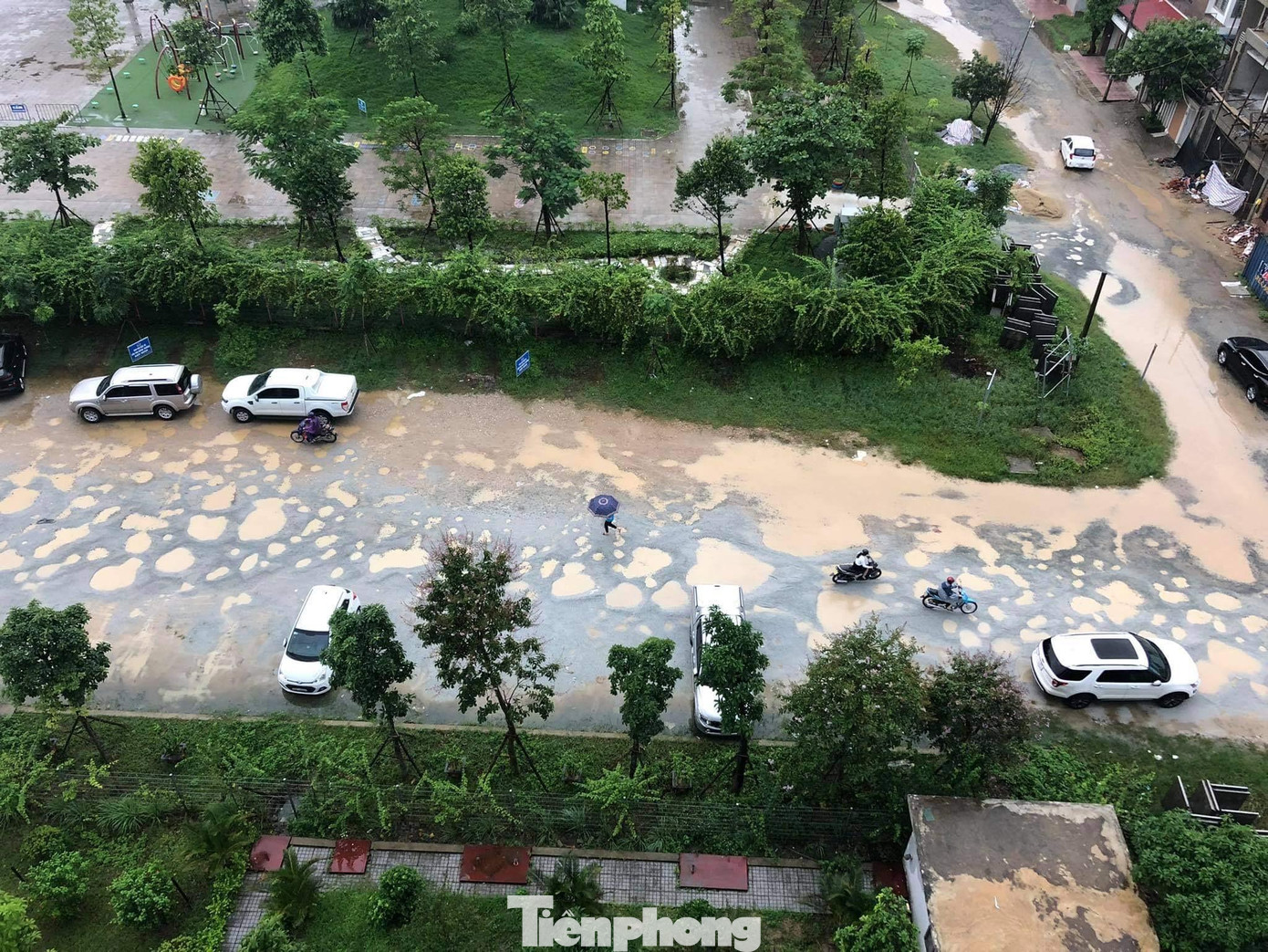 Tuyến đường chỉ dài khoảng 500m nhưng xuất hiện hàng trăm ổ voi, ổ trâu bao phủ gần như toàn bộ mặt đường. Tình trạng này diễn ra thời gian dài, người dân phản ánh nhiều lần nhưng chưa được khắc phục.