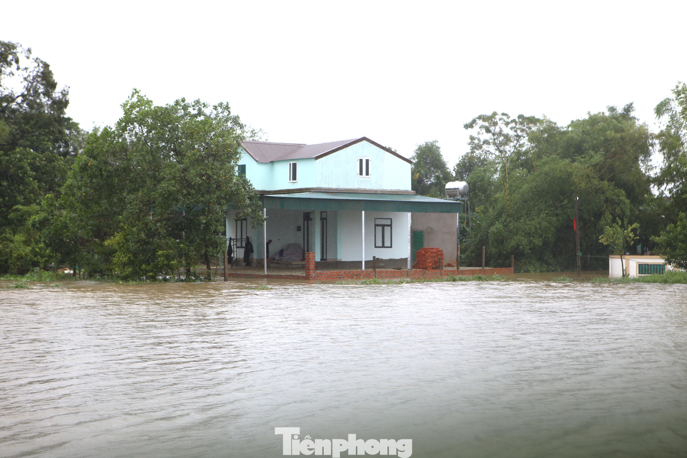 Ông Phạm Hoàng Anh - Phó chủ tịch UBND huyện Cẩm Xuyên cho biết, hiện tại ngập nặng nhất là xã Cẩm Vịnh và xã Cẩm Thành. Hồ Kẻ Gỗ đang xả tràn ở mức 50m3/s. Ngoài ra, tại thôn Hà Văn, xã Cẩm Lạc bị sạt lở 100m đường giao thông. Địa phương đang xét lượng mưa và tỷ lệ xả lũ của hồ Kẻ Gỗ để tính phương án di dời dân.
