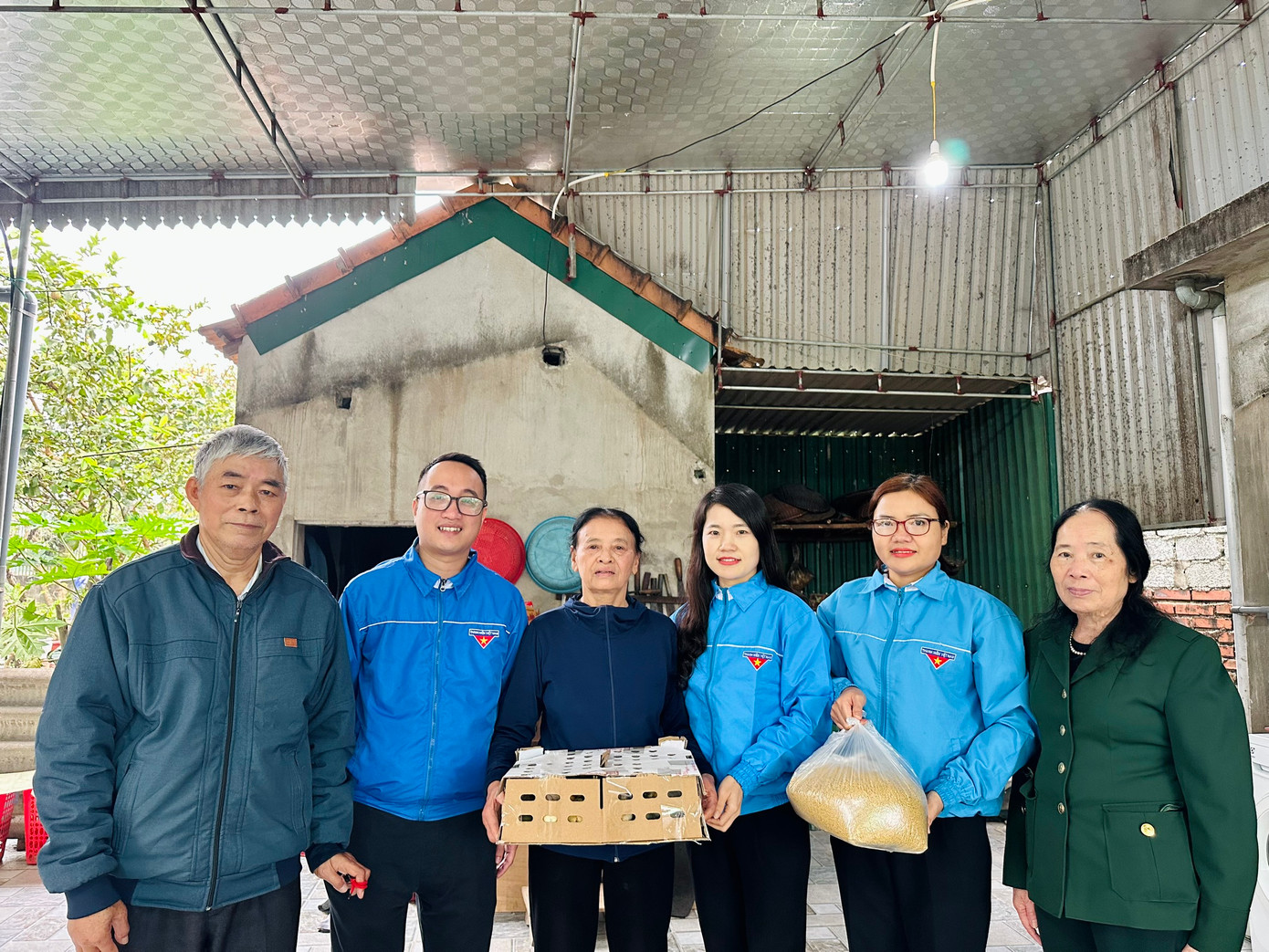 Tuổi trẻ huyện Đức Thọ trao tặng 3 mô hình sinh kế cho Cựu TNXP trị giá gần 2 triệu đồng, đồng thời gắn 3 mã QR tại di tích lịch sử văn hoá trên địa bàn thị trấn..